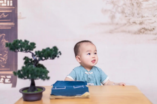 大悟怀孕肚子中间凹两边凸